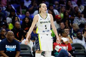 乐鱼体育登入-醒晚了！佩奇18中5后一度连中4球 全场24投9中拿到20分8助